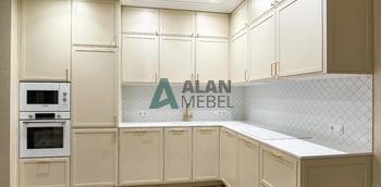 Светлая угловая кухня в стиле неоклассика