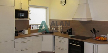 большая кухня угловая с матовыми фасадами светлого цвета с мойкой под окно в частный дом