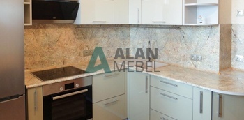 встроенная глянцева кухня угловая с белым верхом и серым низом по индивидуальному размеру