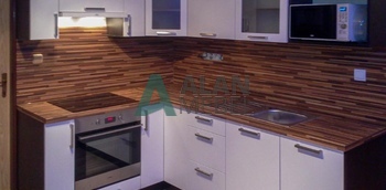 кухня угловая маленького размера с фасадами белого цвета и столешницей под натуральное дерево на заказ в минске