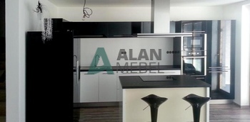 большая кухня угловая с черными глянцевыми фасадами с островом по индивидуальным размерам