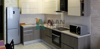 маленькая угловая кухня с глянцевыми фасадами белого цвета верх и серого цвета низ без ручек