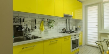 Желтая кухня без ручек со встроенной техникой