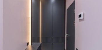 Корпусный шкаф в прихожую