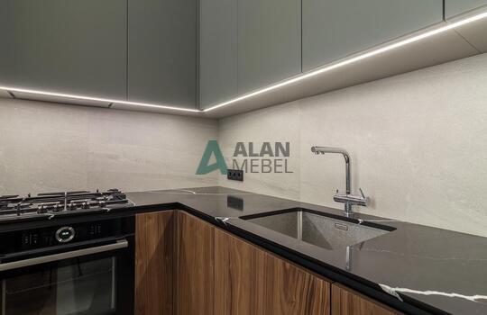 Стильная угловая кухня, фасады МДФ глянцевый со вставками из натурального шпона под лаком 