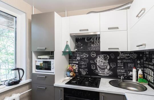 Современная строгая кухня с фасадами из древесно стружечной плиты в серо-белых тонах 