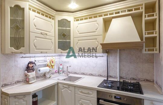 маленькая угловая кухня в классическом стиле в светлых оттенках по индивидуальному размеру 