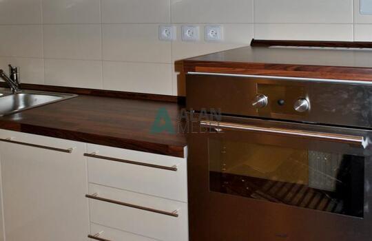 угловая кухня под дерево с темным верхом и светлым низом по индивидуальному размеру 