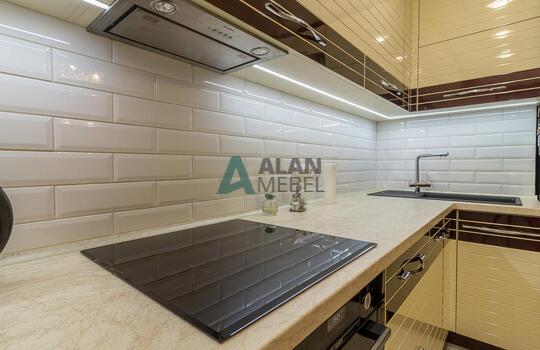 Стильная угловая кухня кухня, фасады МДФ глянцевый со вставками из натурального шпона под лаком 