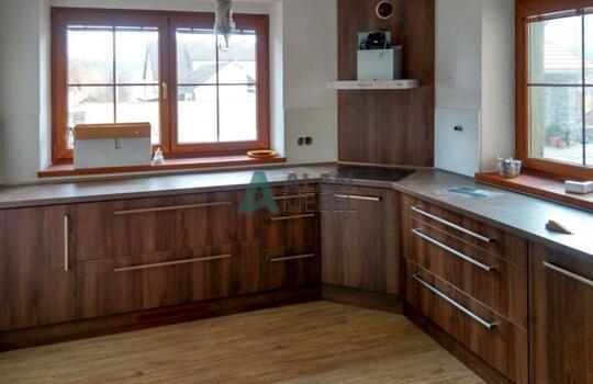 большая угловая кухня матовая с фасадами из ЛДСП для дома на заказ 