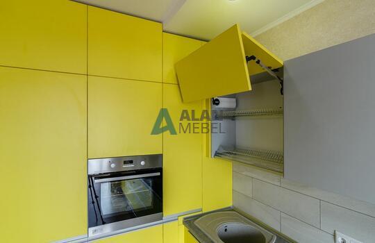 Угловая желтая кухня с фасадами из древесно стружечной плиты с доставкой в Минске 