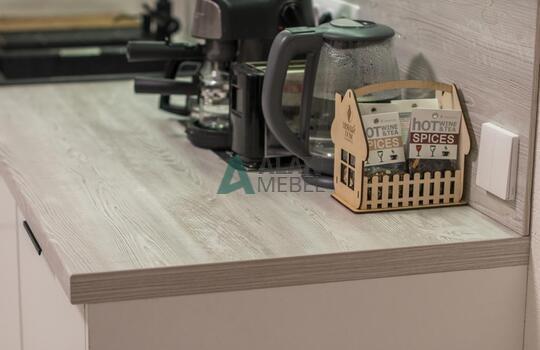 Угловая светлая кухня с фасадами из древесно стружечной плиты EGGER с доставкой в Минске 