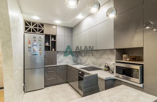 Угловая современная кухня под потолок 