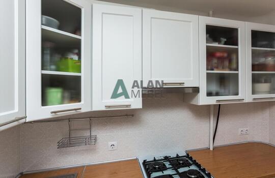 угловая кухня белого цвета с рамочными фасадами и стеклом на заказ 