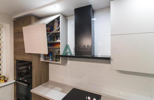 Угловая кухня под дерево без ручек с матовыми фасадами 