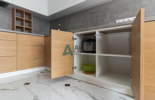 Кухня современная угловая с белым верхом и бежевым низом без ручек по индивидуальному размеру 