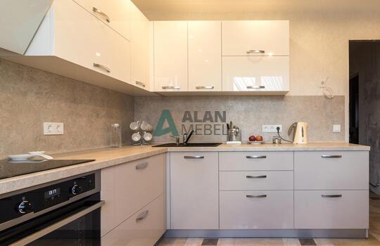 угловая глянцевая акриловая кухня светлого оттенка на заказ 