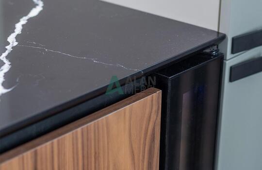 Стильная угловая кухня, фасады МДФ глянцевый со вставками из натурального шпона под лаком 