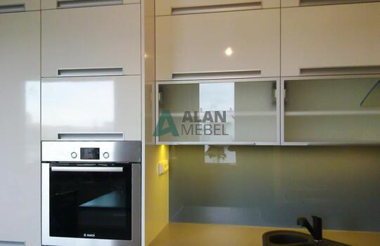 Кухня современная со встроенной техникой и угловой мойкой на заказ по размерам заказчика 