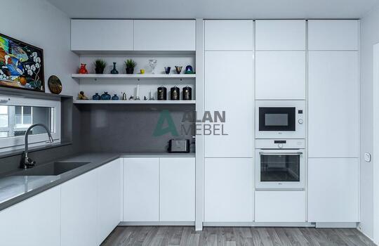 Угловая матовая кухни с акриловыми фасадами Rehau 