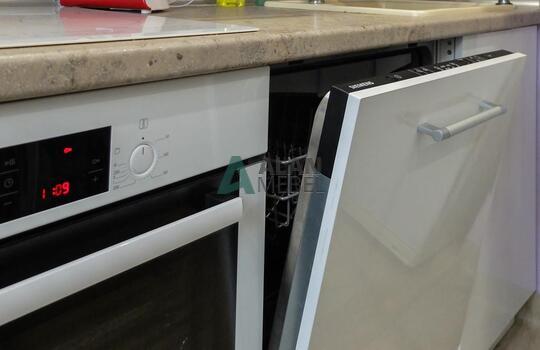 Белая угловая кухня из пластика с ручками на заказ в минске 