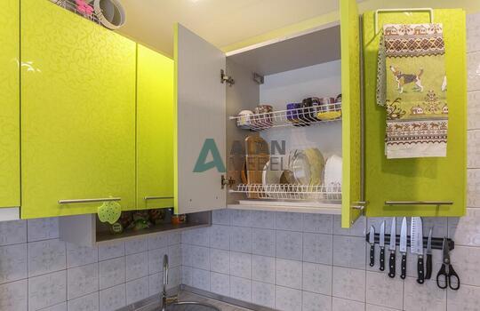 Г-образная кухня желтого цвета со столешницей под светлое дерево по индивидуальному размеру 