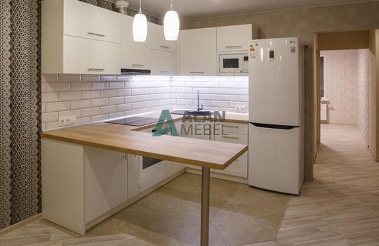 Акриловая кухня бежевого цвета с деревянной столешницей и барной стойкой на заказ 