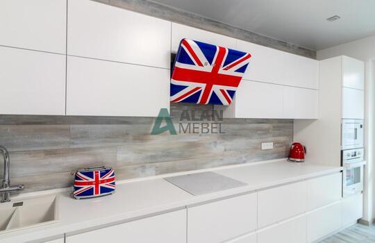 Угловая светлая кухня с матовыми фасадами из МДФ, без ручек 