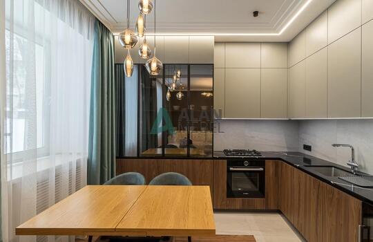 Стильная угловая кухня, фасады МДФ глянцевый со вставками из натурального шпона под лаком 