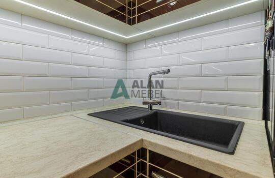 Стильная угловая кухня кухня, фасады МДФ глянцевый со вставками из натурального шпона под лаком 