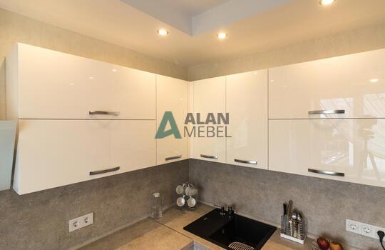 угловая глянцевая акриловая кухня светлого оттенка на заказ 