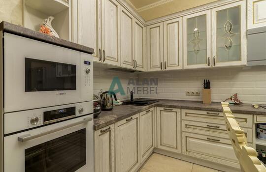 Угловая кухня из массива ясеня с патиной по индивидуальным размерам 