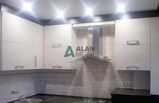 Кухня из древесно стружечной плиты черно белого цвета с барной стойкой по индивидуальным размерам 