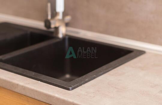 Кухня современная угловая с белым верхом и бежевым низом без ручек по индивидуальному размеру 