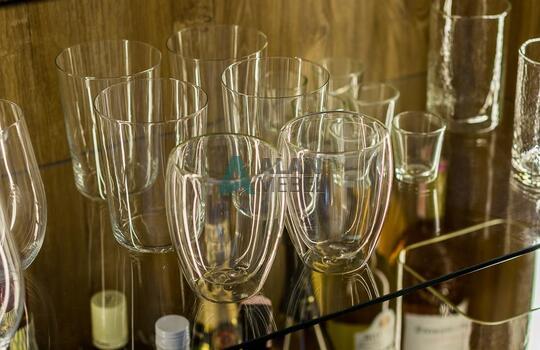 Современная угловая кухня с барной стойкой 