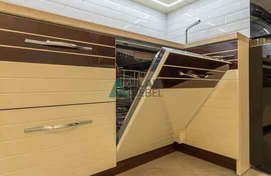 Стильная угловая кухня кухня, фасады МДФ глянцевый со вставками из натурального шпона под лаком 