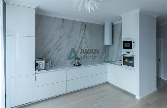 Угловая кухня без ручек из глянцевого акрила Senosan 