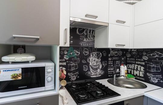 Современная строгая кухня с фасадами из древесно стружечной плиты в серо-белых тонах 