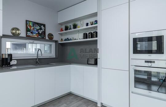 Угловая матовая кухни с акриловыми фасадами Rehau 