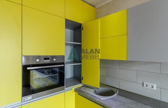 Угловая желтая кухня с фасадами из древесно стружечной плиты с доставкой в Минске 