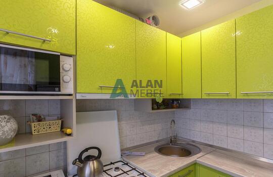 Г-образная кухня желтого цвета со столешницей под светлое дерево по индивидуальному размеру 