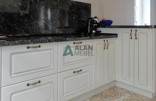 белая кухня с рамочными фасадами из МДФ со шпоном ясеня и столешницей под черный камень 