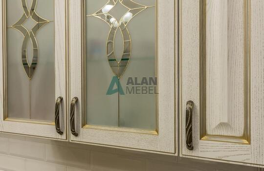 Угловая кухня из массива ясеня с патиной по индивидуальным размерам 