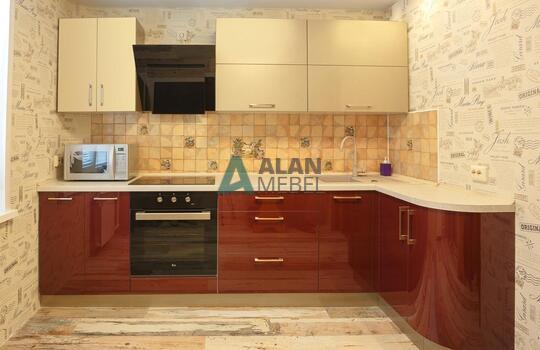 глянцевая акриловая кухня с темным низом и светлым верхом на заказ в квартиру 