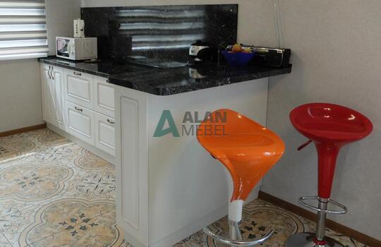 белая кухня с рамочными фасадами из МДФ со шпоном ясеня и столешницей под черный камень 