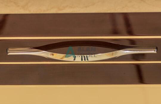 Стильная угловая кухня кухня, фасады МДФ глянцевый со вставками из натурального шпона под лаком 