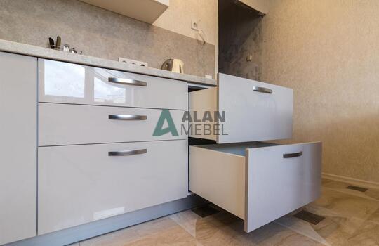 угловая глянцевая акриловая кухня светлого оттенка на заказ 
