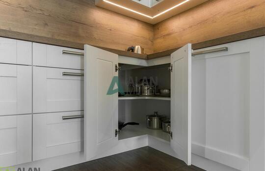 Кухня угловая с фасадами из натурального дерева, под потолок, столешница с еврозапилом 