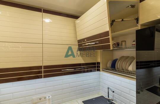 Стильная угловая кухня кухня, фасады МДФ глянцевый со вставками из натурального шпона под лаком 