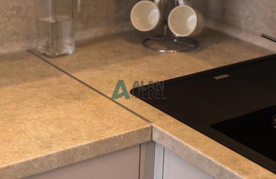 угловая глянцевая акриловая кухня светлого оттенка на заказ 